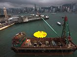 Путешествующий по миру гигантский надувной утенок в Гонконге превратился в плоский блин на воде