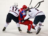 Игроки сборной США применяют силовой прием против Алексея тарасенко
