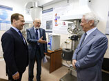 Медведеву показали установку, вырабатывающую топливо из денег