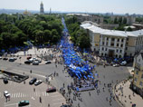 Две масштабные акции - антифашистский марш, организованный Партией регионов, и демонстрация сторонников оппозиции под лозунгом "Вставай, Украина!" - проходят в субботу в столице страны Киеве