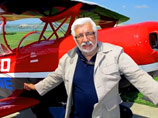 Пилот самолета погиб, других жертв нет. Приводится имя погибшего - это известный турецкий пилот 60-летний Мурат Озтюрк