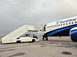 В аэропорту Норильска трапом высадили иллюминатор приземлившегося Boeing-737 В аэропорту Норильска трапом высадили иллюминатор приземлившегося Boeing-737