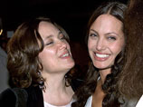 Анджелина Джоли сыграет в фильме свою мать, умершую от рака