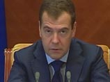  На фоне критики экспертов и слухов о возможной смене кабинета и премьера, сам Медведев не скрывает, что ситуация в экономике страны "средненькая", и что такой "кисляк" всех раздражает. Но "ничего сверхдраматичного" все же не происходит