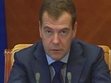 На фоне критики экспертов и слухов о возможной смене кабинета и премьера, сам Медведев не скрывает, что ситуация в экономике страны "средненькая", и что такой "кисляк" всех раздражает. Но "ничего сверхдраматичного" все же не происходит На фоне критики экспертов и слухов о возможной смене кабинета и премьера, сам Медведев не скрывает, что ситуация в экономике страны "средненькая", и что такой "кисляк" всех раздражает. Но "ничего сверхдраматичного" все же не происходит