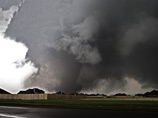 Число жертв разрушительного торнадо, обрушившегося на американский штат Оклахома, продолжает расти по мере проведения спасательной операции