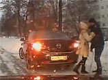 Герои пятиминутного видео, созданного 19-летним Аркадием Моряхиным, - водители автомобилей. Они выходят из своих машин, чтобы помочь пожилым людям и инвалидам перейти дорогу, поймать малыша, выбежавшего на трассу, смахнуть снег с габаритных огней впереди 