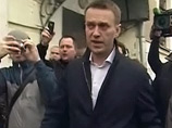 Навальный задавал вопросы, преимущественно уткнувшись в документы на столе, а Белых отвечал, глядя перед собой