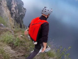 Путешественник и скайдавер Мэттью Гоу решил сделать свой 181-ый прыжок вблизи подножья Альп возле итальянского озера Гарда