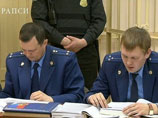 Перед перерывом, во время зачитывания прокурором платежек, касавшихся взаимоотношений "Кировлеса" и "Вятской лесной компании", Навальный сетовал в Twitter, что "становится скучновато"