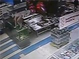 В Кривом Роге сняли на ВИДЕО "Ихтиандра", нырнувшего голышом в аквариум в супермаркете В Кривом Роге сняли на ВИДЕО "Ихтиандра", нырнувшего голышом в аквариум в супермаркете