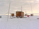 Российская исследовательская станция в Арктике попала в критическую ситуацию - льдина, на которой дрейфует станция "Северный полюс - 40", начала разрушаться