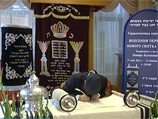 В сочинскую синагогу торжественно внесли новый свиток Торы
