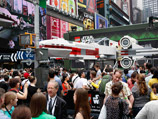 Гигантский космический корабль из "Звездных войн" появился в четверг на Таймс-сквер в Нью-Йорке