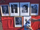 Они возложили к мемориалу фотографии известных персон, в разное время скончавшихся от этой болезни (в частности, Фредди Меркюри). Они возложили к мемориалу фотографии известных персон, в разное время скончавшихся от этой болезни (в частности, Фредди Меркюри).