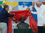 Президент России Владимир Путин передал подарок своему венесуэльскому коллеге Николасу Мадуро - бронзовый бюст предыдущего лидера страны, ныне покойного Уго Чавеса