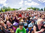 Организаторы фестиваля World Village Festival в Финляндии были вынуждены отменить намеченное на субботу утром выступление анонимных участниц российской панк-группы Pussy Riot - они куда-то пропали