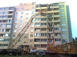 В Кирове строительный кран упал на многоэтажный дом, снеся девять балконов (ВИДЕО)