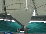 В Бразилии на одном из стадионов обрушилась часть крыши. Печально известный "Фонте-Нова", где должны будут состояться матчи Чемпионата мира по футболу 2014 года, пострадал из-за чересчур сильного дождя - крыша не выдержала давления накопившейся воды