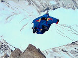 Российский экстремал совершил рекордный прыжок с Эвереста (ВИДЕО)
