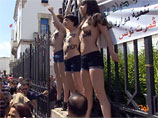 Три девушки - две француженки и одна немка - были арестованы в среду во время топлес-акции, устроенной ими в столице страны у Дворца правосудия