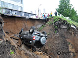 Ярославль затопило после дождя: многокилометровые пробки и провалившаяся под землю машина (ВИДЕО)