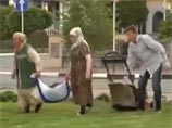 Сюжет, вызвавший скандал, был снят в Грозном. В материале показывалось, как две чеченские женщины, занимавшиеся благоустройством территории, переносили на российском флаге опавшие листья и скошенную траву