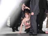 Активистки Femen сорвали шоу "фэшн-дур" в Германии, набросившись с голой грудью на Хайди Клум