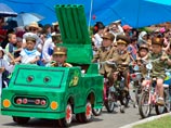Северная Корея в Международный день защиты детей провела детский военный парад. Маленькие участники военного парада были одеты в военную форму, а некоторые из них даже управляли игрушечными машинами, декорированными под военную технику
