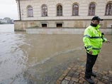 В Чехии непрекращающиеся дожди привели к тому, что небольшие и обычно спокойные реки юга страны превратились в бурные потоки. В ряде населенных пунктов для эвакуации жителей пришлось задействовать вертолеты