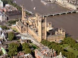 Трех британских лордов обвинили в коррупции
