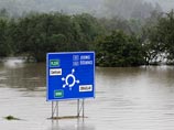 Пик наводнения придется, по мнению специалистов, на вторник, когда начнет поступать вода из реки Бероунки. Сейчас с наводнениями борются 15 тысяч пожарных и 3 тысячи военнослужащих