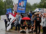 Несмотря на проливной дождь, около 20 сторонников Мэннинга устроили демонстрацию в его поддержку около главных ворот в Форт-Мид. Они размахивали плакатами с содержанием: "Освободить Брэдли Мэннинга!" и "Защитите правду!"