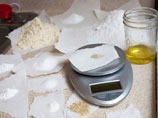 Молодой человек назвал свой продукт "сойлент". Этот белый порошок разводится обычной водой, и получается сладковатый напиток без запаха, хорошо утоляющий голод Молодой человек назвал свой продукт "сойлент". Этот белый порошок разводится обычной водой, и получается сладковатый напиток без запаха, хорошо утоляющий голод