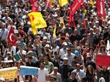Тем временем протестами охвачено 67 турецких городов. Профсоюз госслужащих объявил забастовку, в Анталии муниципалитет отказался выдавать полицейским воду для разгона демонстрантов