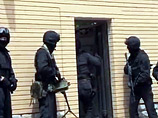 Cпецназовцы в масках окружают дом Амирова и врываются в здание через гараж