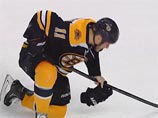 Евгений Малкин мощным броском сломал ногу хоккеисту "Бостона" (ВИДЕО)