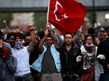 Демонстранты выступают против исламизации Турции и обвиняют власть в том, что она вмешивается в личную жизнь простых граждан