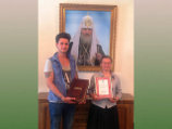 Победителем премии имени Надежды Монетовой стала социальный работник из Архангельска Вера Костылева (на фото с сыном)