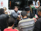 350 небольших подарков получили и все собравшиеся бездомные: угощение и дезодорант достались каждому