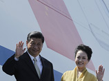 В зарубежной поездке китайского лидера сопровождает его супруга Пэн Лиюань