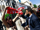 Femen вновь атаковали канцлера Меркель, требуя помочь задержанным в Тунисе подругам