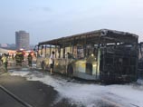 Трагедия произошла в пятницу в вечерний час-пик. Автобус загорелся на скоростной эстакаде примерно в 500 метрах от очередной остановки. Вспыхнувшее пламя быстро распространилось по салону, в котором в то время находились 90 человек
