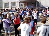 В "народном сходе в защиту русских" в городе Удомля приняли участие около 400 человек В "народном сходе в защиту русских" в городе Удомля приняли участие около 400 человек