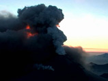 Вулкан Шивелуч, извергающийся на Камчатке, выбросил три столба газа с пеплом, высота набольшего из которых составила до 9 км над уровнем моря
