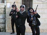В Сирии боевики, сражающиеся против режима президента Башара Асада, накануне расстреляли в городе Алеппо на глазах у родителей 15-летнего мальчик В Сирии боевики, сражающиеся против режима президента Башара Асада, накануне расстреляли в городе Алеппо на глазах у родителей 15-летнего мальчик