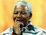 Жители ЮАР молятся за больного Манделу. Друг призывает: "Дайте ему уйти"