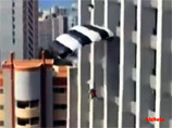 Парашютистка чудом избежала смерти после прыжка с крыши отеля (ВИДЕО)