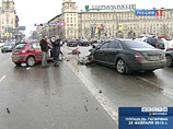В Гагаринском суде Москвы продолжаются слушания по нашумевшему делу об аварии на Ленинском проспекте с участием автомобиля вице-президента "Лукойла" Анатолия Баркова 25 февраля 2010 года