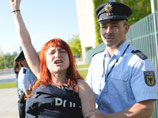 Полуобнаженные активистки Femen в Берлине в очередной раз  атаковали канцлера Меркель